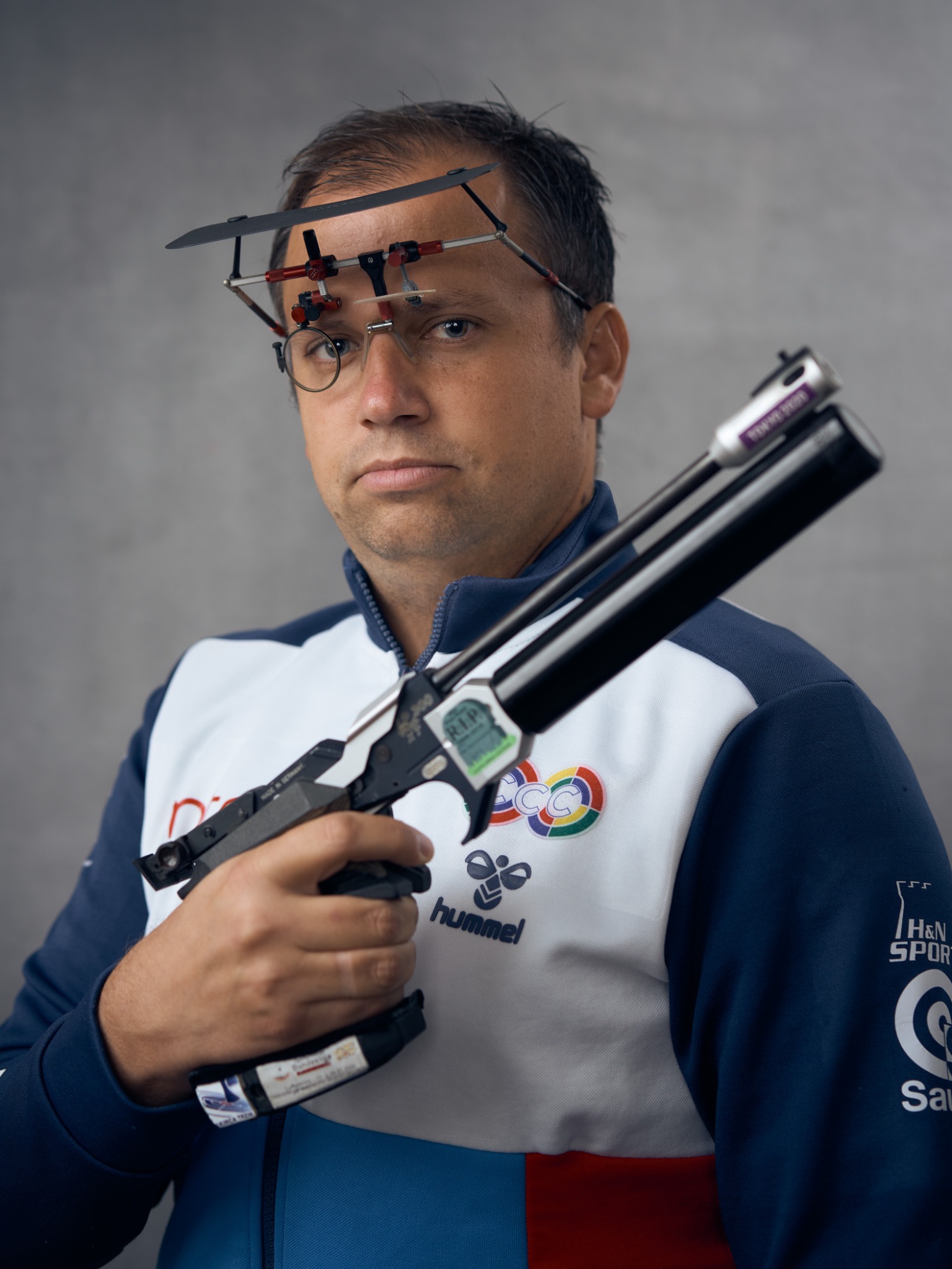 Damir Mikec — portret sa pištoljem